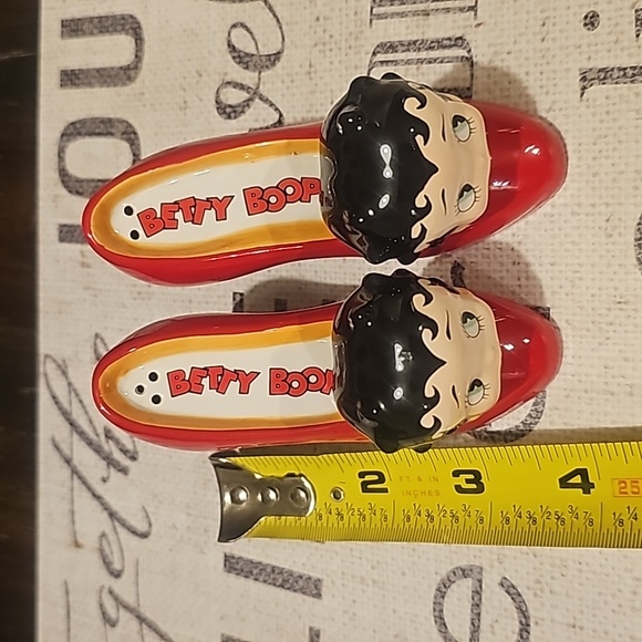NWOB Betty Boop Salt & Pepper Shakers - Picture 4 of 11
